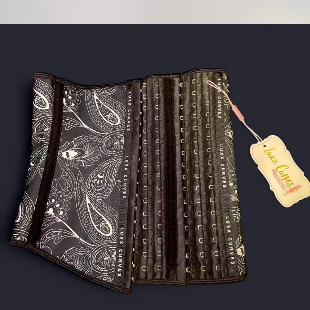 Luxx Curves Black and White Waist Trainer
11 Inches Tall!!